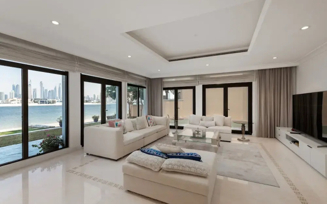 Exclusive 5BR Palm Villa w Private Pool and Beach