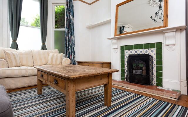 2 Bedroom Flat In Earlsfield