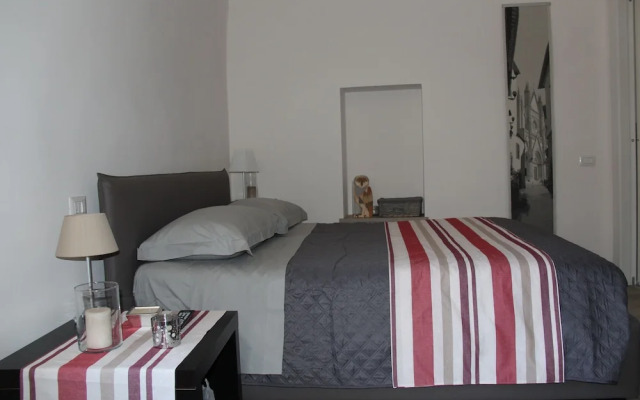 The Window on the Cathedral - Studio Apartment