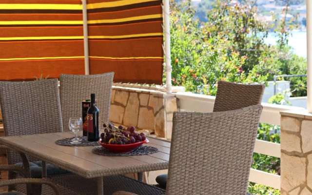 Beachfront House Neda's Place