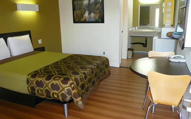 Rodeway Inn Downtown Hanford