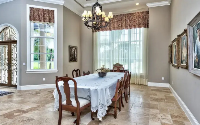 Solterra Vacation Rental: Luxury 3-BR Condo with Lake & Golf Views. Access to Luxury Pool, Hot Tub, and Golf Courses at Lely Resort. Close to Naples Beaches, 5th Avenue S, and Marco Island