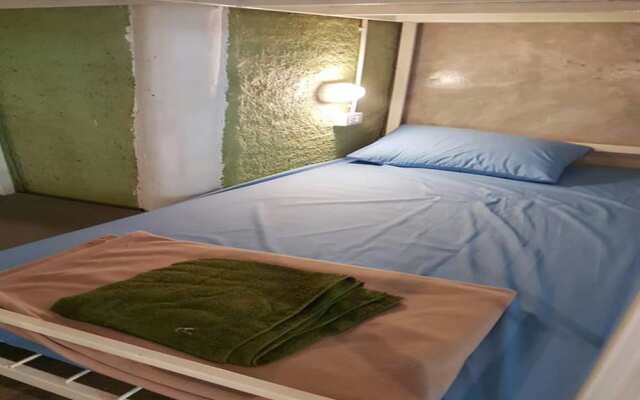 Shut Eye Party Hostel - Adults Only