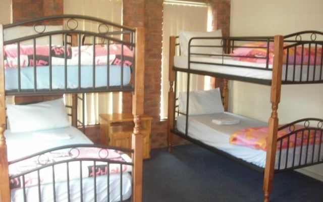 Apollo Bay Backpackers Lodge – Guest Rooms – Apollo Bay