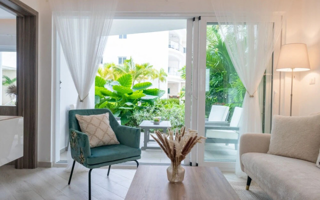 Family Getaway Apartment - On The Beach