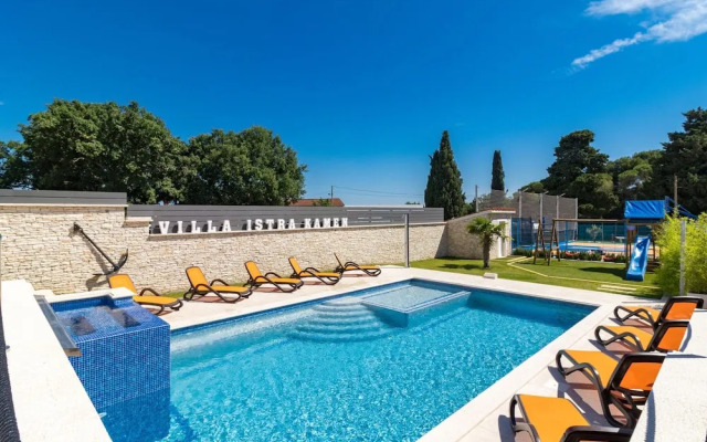 Villa in Pula With Swimming Pool