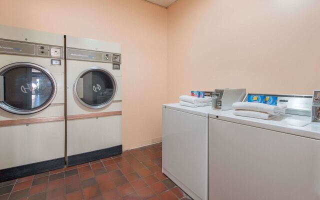 Castle Inn & Suites by OYO Lawton