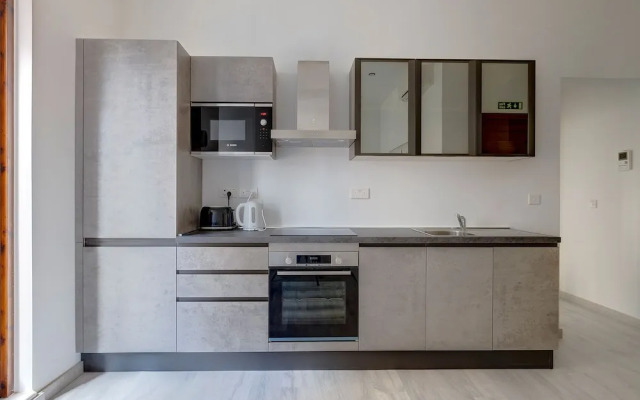 Chic 2BR Apartment, Ideal Location
