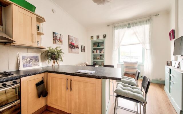 Cosy 2BR Home, 5 Minutes From Edinburgh Waverley!