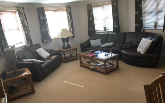 Captivating Apartment in Copthorne, Near Gatwick