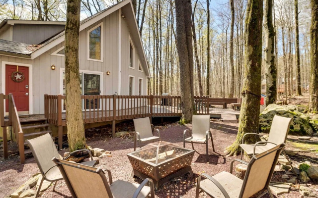 Spacious Pocono Lake House Near Skiing & Swimming!