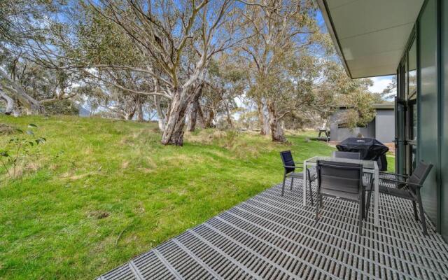 Ecocrackenback 9 'Sustainable, luxurious chalet close to the slopes.'