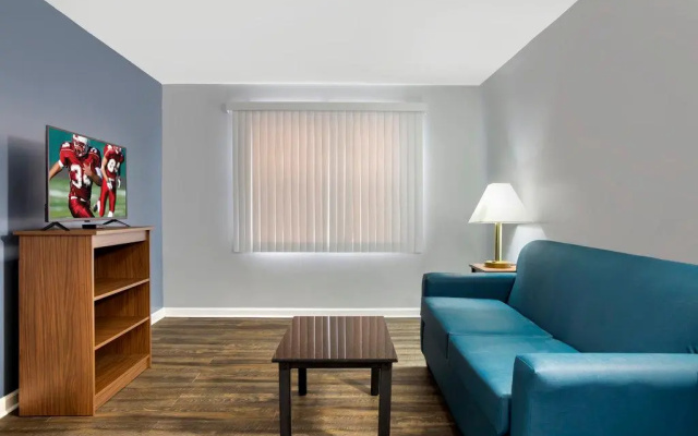HomeTowne Studios by Red Roof Huntsville - Madison