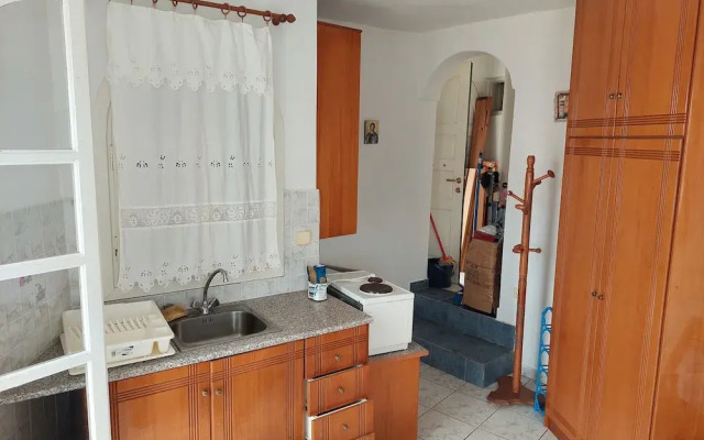 Akrotiri Cosy Studio with Patio and View