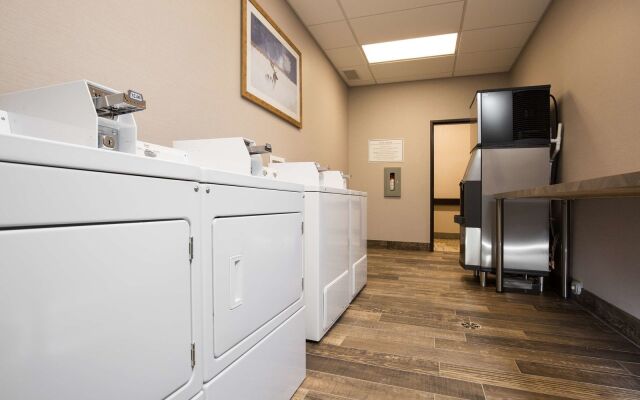 Pomeroy Inn & Suites Prince George