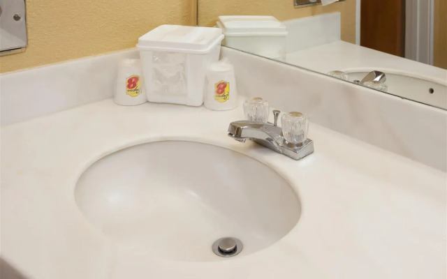 Super 8 by Wyndham Oceanside Marty's Valley Inn