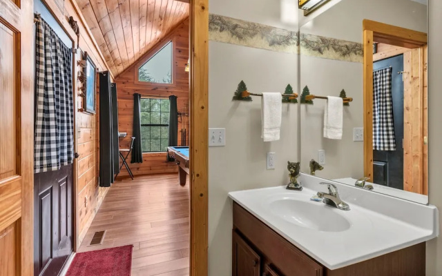 Cabin in the Woods w/ Hot Tub & Games!