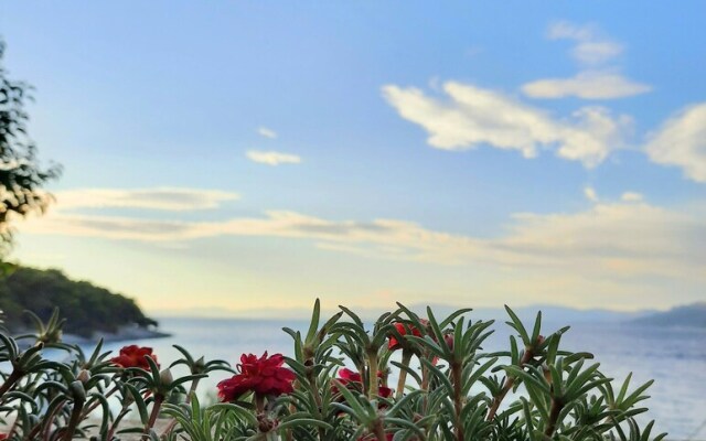 Beachfront Apartment With big Terrace and Garden