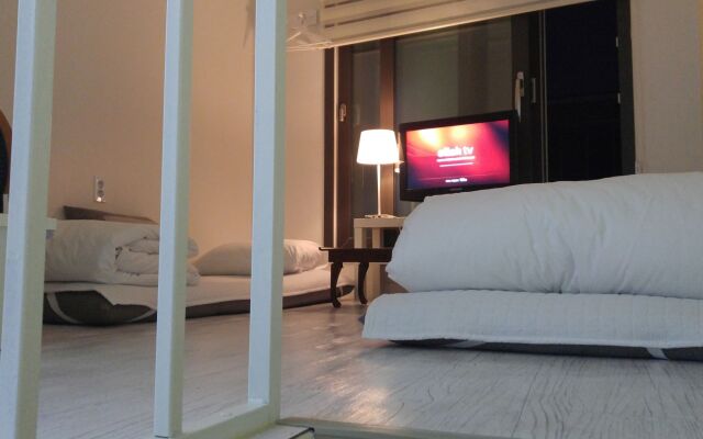 Myeongdong Artmonstay Guesthouse