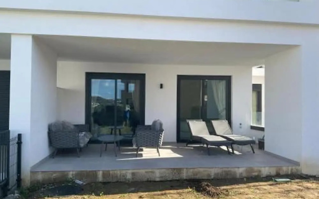 6 Guests - 3 Bedrooms - Private Garden - Pool