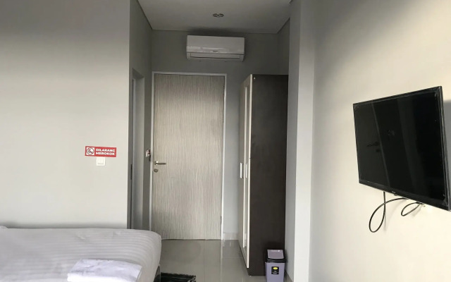 Capital O 1898 Louise Place