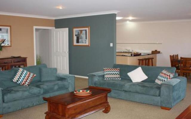 Tokelau 2 - Tuncurry Townhouse