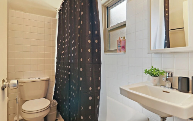 Lively 1BR - Kenwood 408