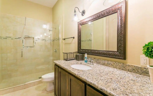 Hosteeva Baronne Street Suites