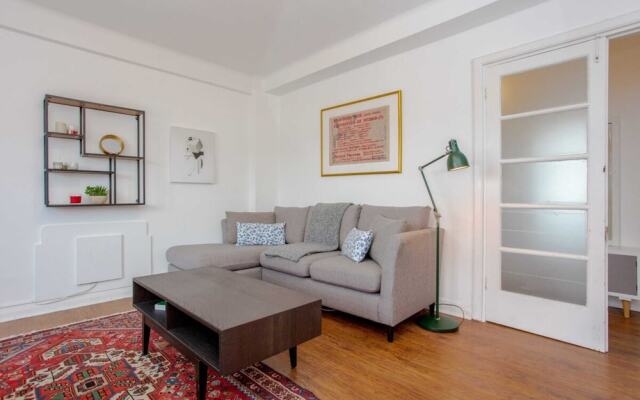 Contemporary 2 Bedroom Flat in Bayswater
