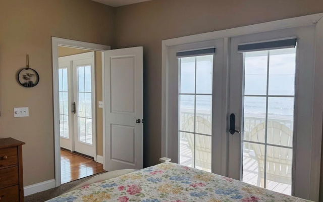 1 Fine Day 4 Bedroom Home by RedAwning