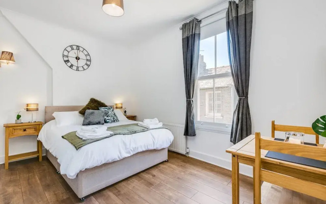 Superb Central First Floor Studio Apartment #8