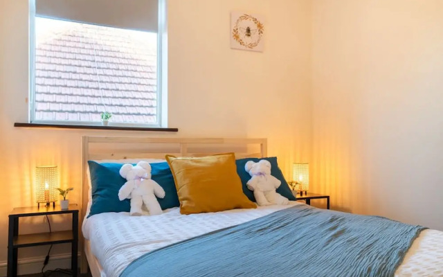 Stylish 3 Bed House-free Parking