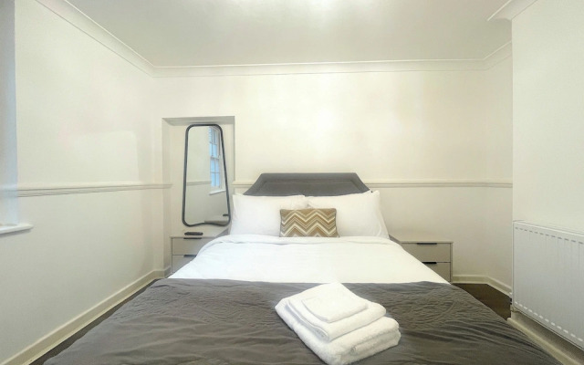 Centrally Located Budget Apartment, 3mins to Tube