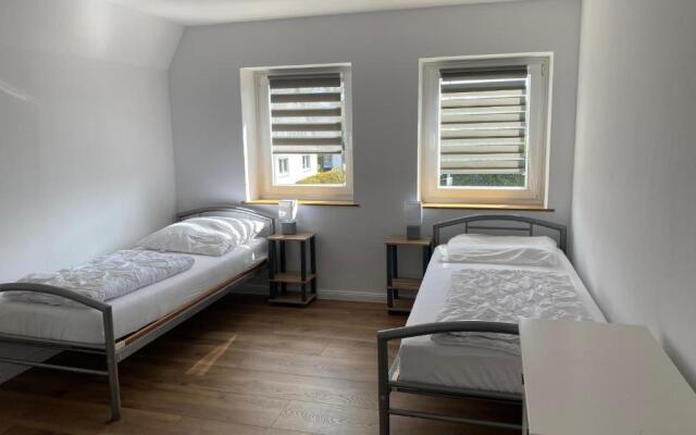 Ferienwohnung mit Balkon und Garten OG