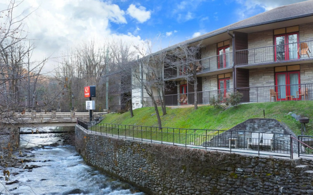 Econo Lodge Inn & Suites On The River