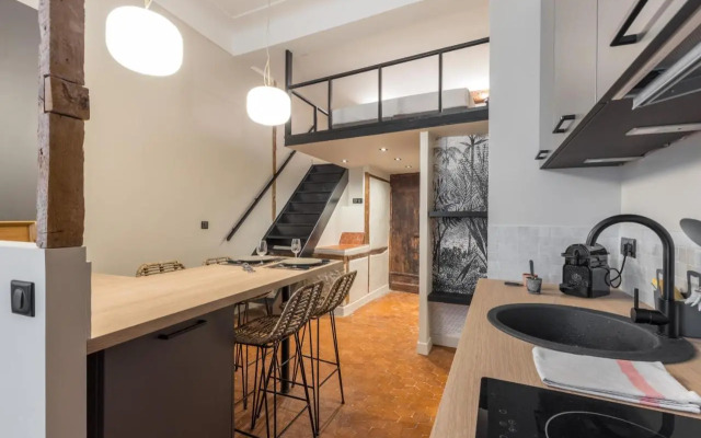 Charming 2 Bdr Old Town