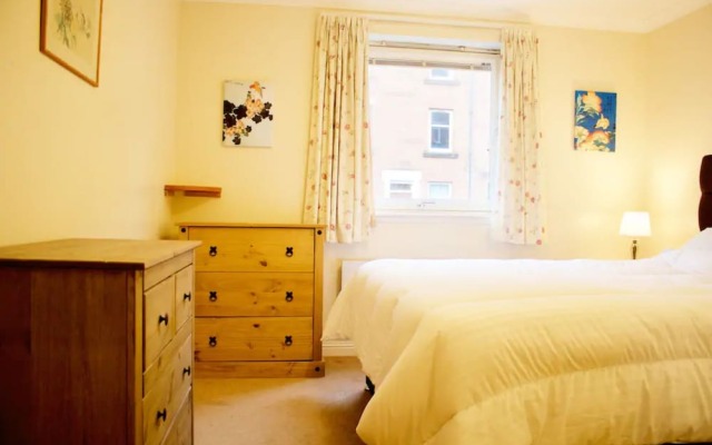 2 Bedroom Flat Near Holyrood Park Sleeps 4