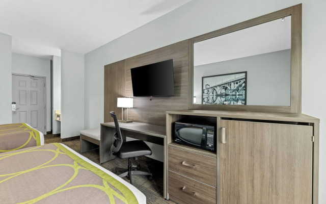 Super 8 by Wyndham Saskatoon Near Saskatoon Airport