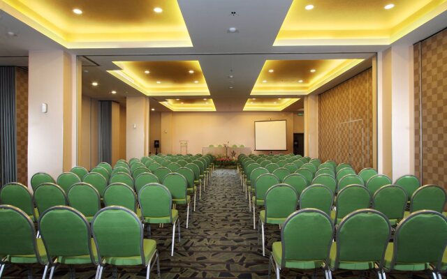 MaxOne Hotels at Pemuda