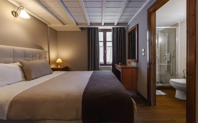Ef Zin Studios & Suites