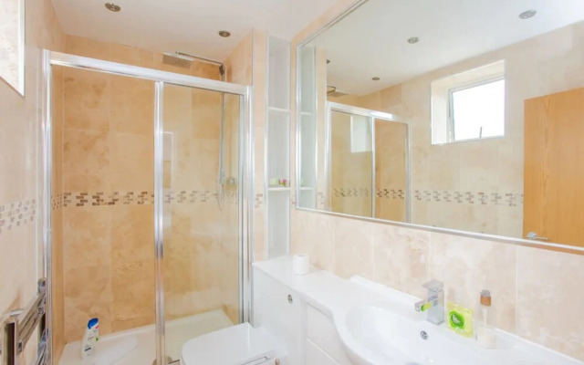 Bright 2 Bedroom Apartment in Islington