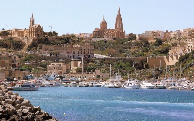 Seashells Penthouse Hot Tub Seaview by Getaways Malta