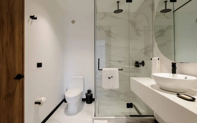 w Deluxe 1BR With Elegant Balcony in Roma Nte