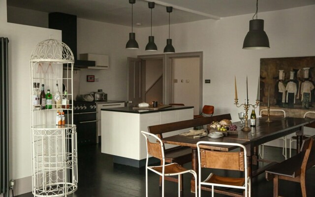 Awe-inspiring Townhouse With Balcony and Terrace