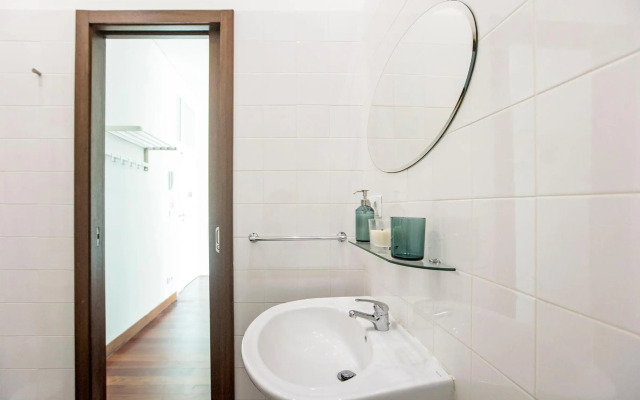 Bonjardim Studio w/ Balcony by LovelyStay