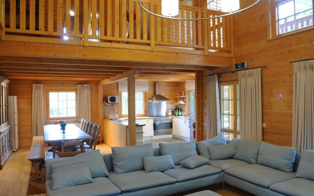 Spacious Chalet Located at Bomal with Jacuzzi And Garden Parlour
