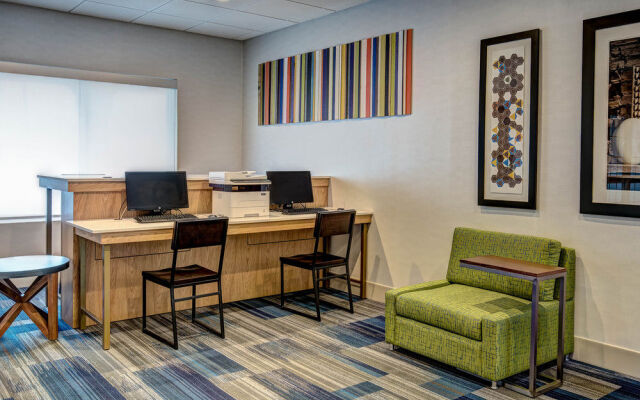 Holiday Inn Express & Suites Woodbridge