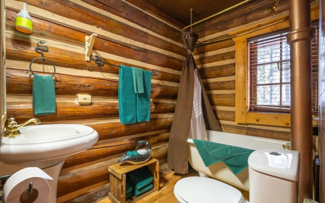 Storm Mountain Lodge Cabins & Dining