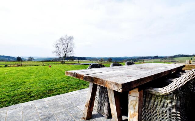 Tranquil Holiday Home in Mont with bubble bath, Terrace, Garden