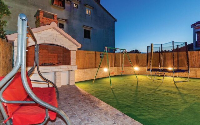 Amazing Home in Sukosan with Hot Tub, WiFi & 2 Bedrooms